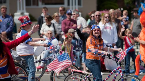 Cayucos Parade (Cropped, original by Mike Baird licensed CC-BY)